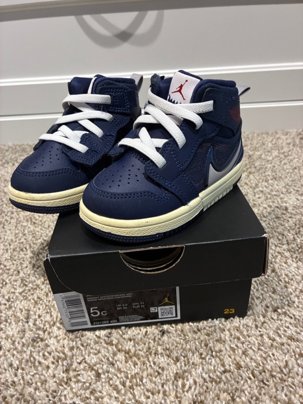 Nike Kids Sneakers in Navy and Cream with White Laces
